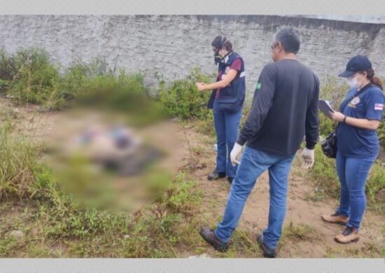 Suspeitos em carro jogam corpo em terreno baldio da Zona Norte de Manaus