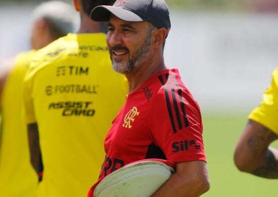 Técnico do Flamengo Vítor Pereira fez últimos ajustes no elenco durante treino desta manhã - Foto: Gilvan de Souza/Flamengo/Divulgação