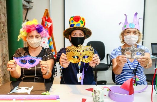 Carnaval 2023: adereços carnavalescos para alunos da rede municipal de ensino Foto: Antonio Pereira Semcom