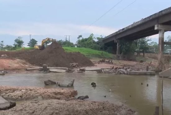 BR 319: chuva e cheia elevam dificuldades em trecho de queda de ponte no AM - Foto: Reprodução/TV Norte Amazonas