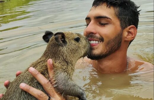 Morador de Autazes -AM viraliza na internet por ter amizade com capivara - Foto/Reprodução Instagram @agenor.tupinamba Capivara