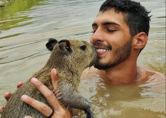 Morador de Autazes -AM viraliza na internet por ter amizade com capivara - Foto/Reprodução Instagram @agenor.tupinamba Capivara