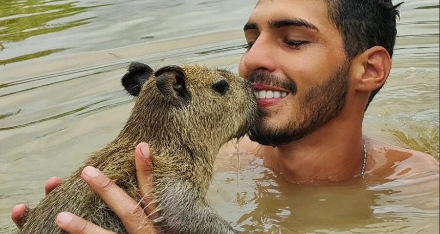 Morador de Autazes -AM viraliza na internet por ter amizade com capivara - Foto/Reprodução Instagram @agenor.tupinamba Capivara