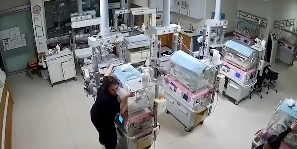 Enfermeiras de um hospital neonatal de Gaziantepe, na Turquia, seguram incubadoras para proteger bebês do forte terremoto FOTO: Reprodução/Internet