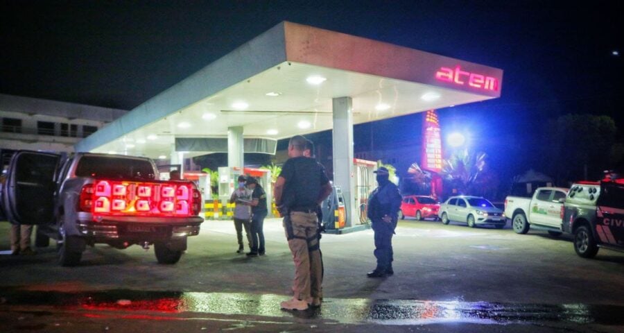 Carnaval CIF encerra festa e multa 'paredão' de som em posto de gasolina em Manaus Foto: Carlos Soares e Divulgação/SSP-AM