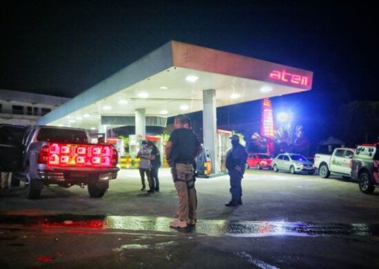 Carnaval CIF encerra festa e multa 'paredão' de som em posto de gasolina em Manaus Foto: Carlos Soares e Divulgação/SSP-AM