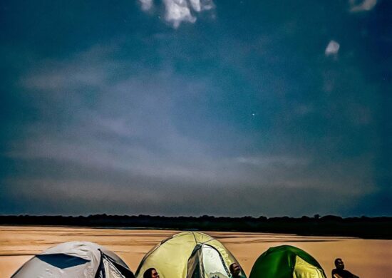 Carnaval: confira dicas para quem curtir o feriado longe da folia Acampar na praia é uma das opções para curtir o carnaval com os amigos - Foto: Reprodução/Instagram@aventureii.