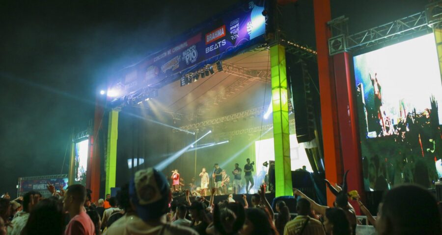 Mais de 100 mil foliões se divertiram no Carnaval em Manaus somente no domingo (19) - Fotos: Antônio Pereira / Semcom