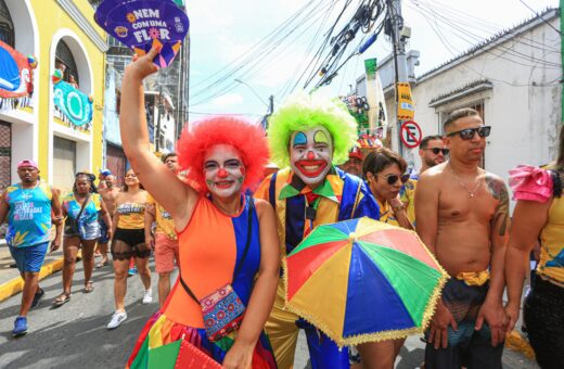 Movimentação do 44º desfile do Galo da Madrugada, o maior bloco de carnaval de rua do mundo, no centro do Recife (PE), na manhã deste sábado (18) - Foto: Rafael Melo/Myphoto/Estadão Conteúdo