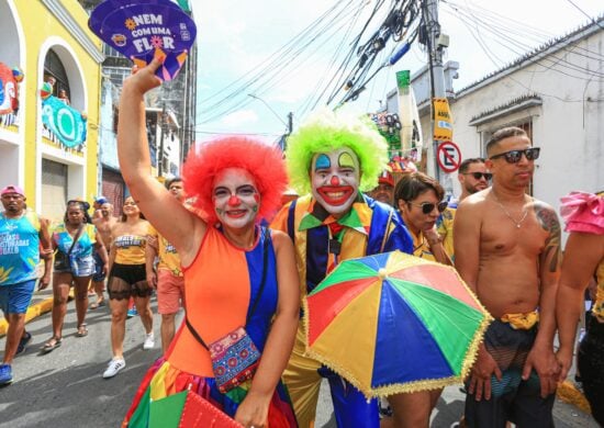 Movimentação do 44º desfile do Galo da Madrugada, o maior bloco de carnaval de rua do mundo, no centro do Recife (PE), na manhã deste sábado (18) - Foto: Rafael Melo/Myphoto/Estadão Conteúdo