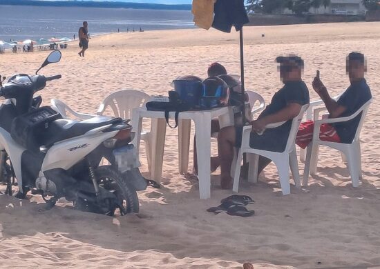 Condutor é flagrado com moto na areia da praia da Ponta Negra, em Manaus