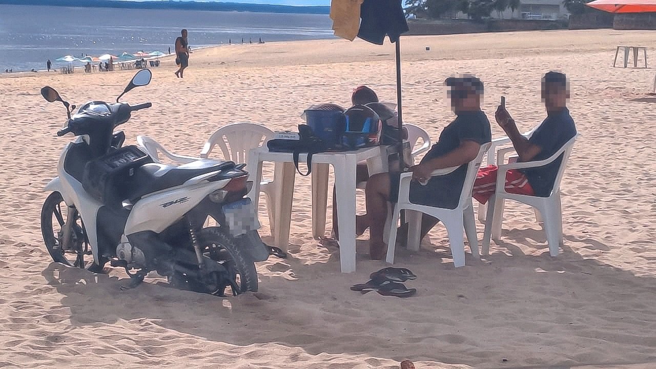 Condutor é flagrado com moto na areia da praia da Ponta Negra, em Manaus