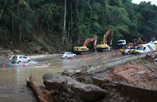 Trecho da rodovia SP-55 Rio-Santos entre o centro de São Sebastião e o bairro de Boiçucanga, na altura da praia Toque Toque, após deslizamentos no litoral norte de São Paulo -- Desastre Natural- Foto: Rovena Rosa/Agência Brasil