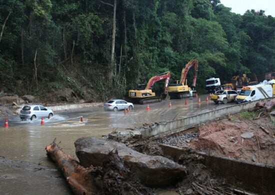 Trecho da rodovia SP-55 Rio-Santos entre o centro de São Sebastião e o bairro de Boiçucanga, na altura da praia Toque Toque, após deslizamentos no litoral norte de São Paulo -- Desastre Natural- Foto: Rovena Rosa/Agência Brasil