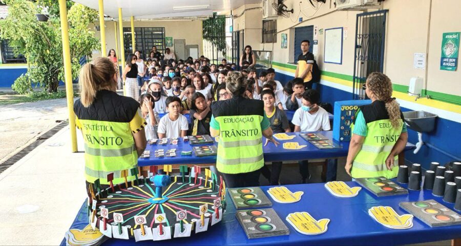 Agentes do IMMU durante educação de trânsito em Manaus - Foto: Sidney Mendonça / IMMU