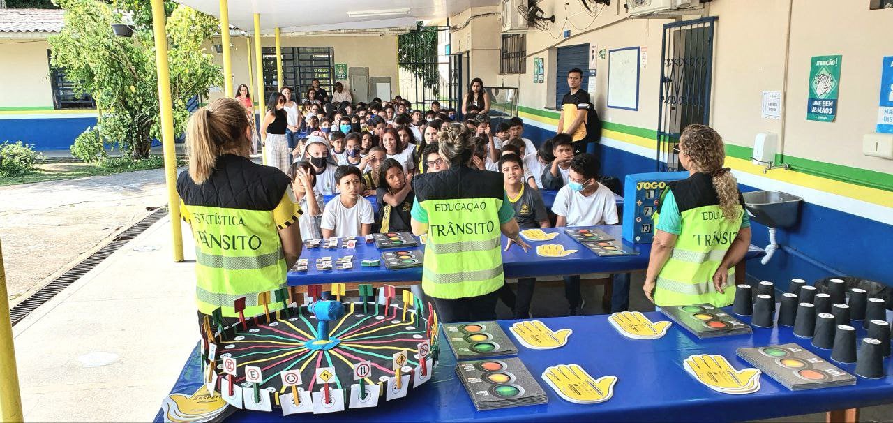 Agentes do IMMU durante educação de trânsito em Manaus - Foto: Sidney Mendonça / IMMU