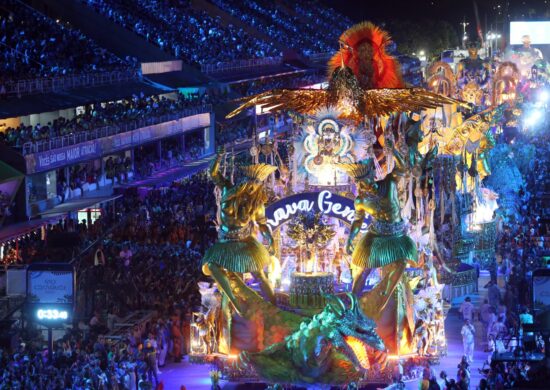 Desfile da escola de samba Beija-Flor, a quinta a entrar na passarela Professor Darcy Ribeiro, popularmente conhecida como Sambódromo, na Avenida Marquês de Sapucaí, no centro do Rio de Janeiro, na segunda noite de desfiles do Grupo Especial Carioca, na madrugada desta terça-feira, 21 de fevereiro de 2023 - Foto: Pedro Kirilos/Estadão Conteúdo