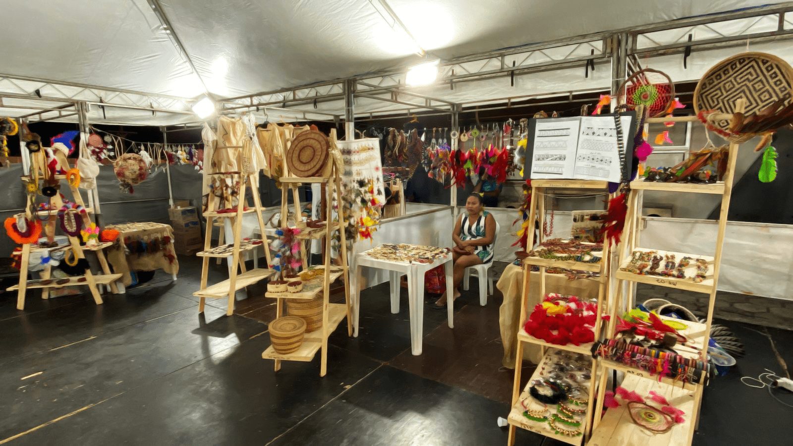 Artesanato indígena ganha espaço de venda ao público no Carnaboi de Manaus