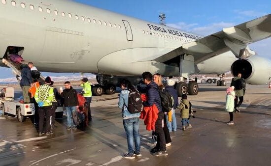 Sobreviventes do terremoto: avião da FAB chega com brasileiros e turcos - Foto: Divulgação/FAB