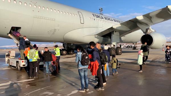 Sobreviventes do terremoto: avião da FAB chega com brasileiros e turcos - Foto: Divulgação/FAB