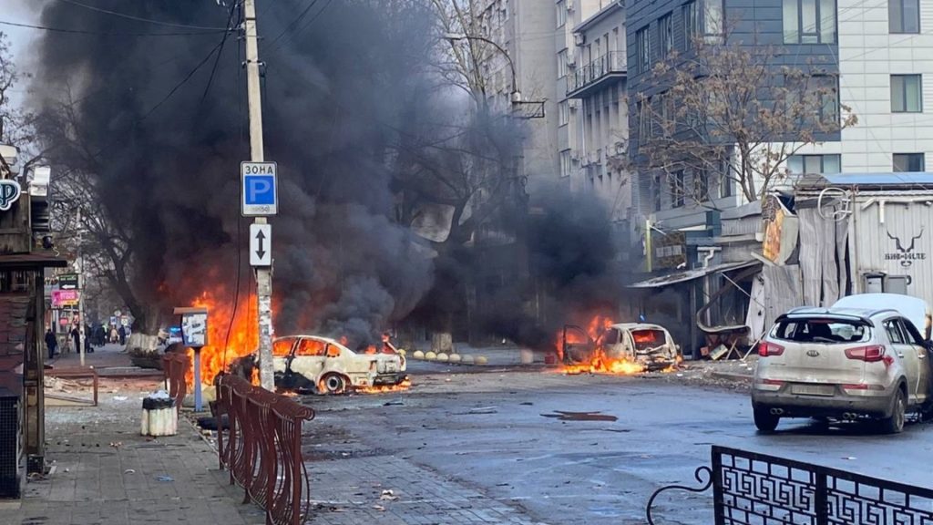 Bombardeiro russo na cidade de Kherson na Ucrânia no dia 24 de dezembro de 2022 - Foto: Reprodução/Twitter@@ZelenskyyUa