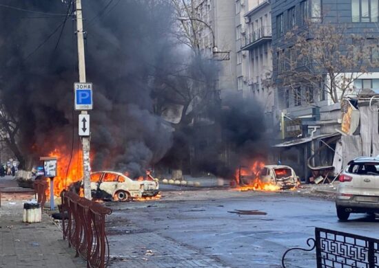 Bombardeiro russo na cidade de Kherson na Ucrânia no dia 24 de dezembro de 2022 - Foto: Reprodução/Twitter@@ZelenskyyUa