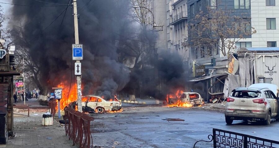 Bombardeiro russo na cidade de Kherson na Ucrânia no dia 24 de dezembro de 2022 - Foto: Reprodução/Twitter@@ZelenskyyUa