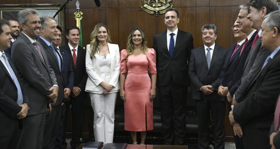 O presidente Rodrigo Pacheco deu posse à Augusta Brito, Ana Paula Lobato e Fernando Farias nesta quinta-feira (2)- Foto: Roque de Sá/Agência Senado suplentes