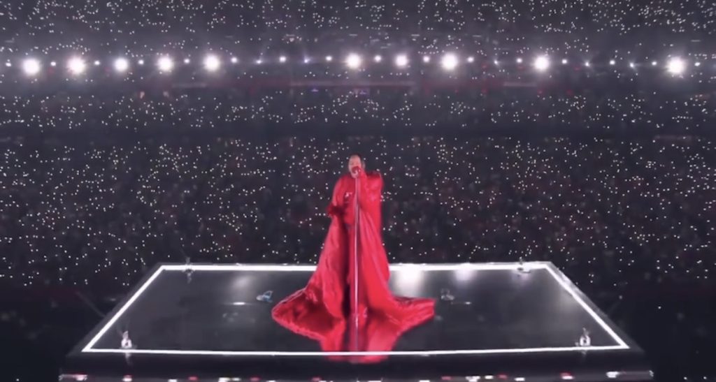 Rihanna 'voa' no show do intervalo do Super Bowl e canta hits da carreira