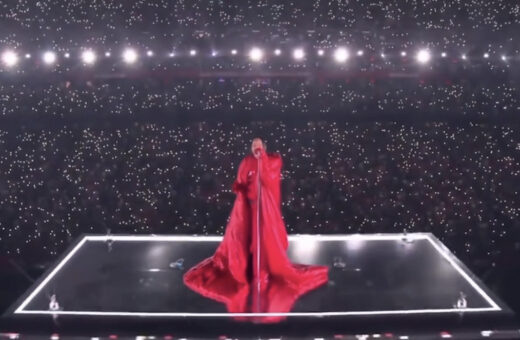 Rihanna 'voa' no show do intervalo do Super Bowl e canta hits da carreira