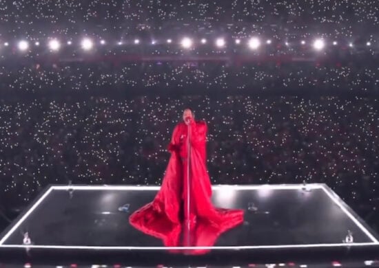 Rihanna 'voa' no show do intervalo do Super Bowl e canta hits da carreira