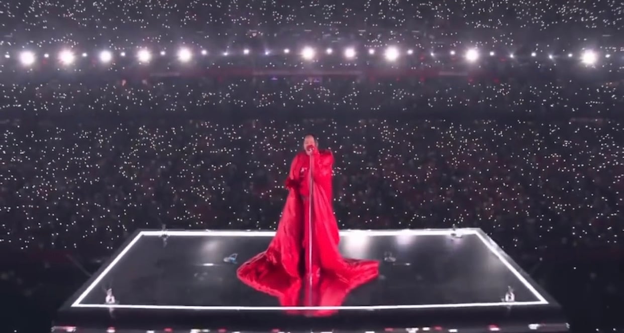 Rihanna 'voa' no show do intervalo do Super Bowl e canta hits da carreira