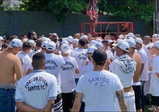 Cerca de dezenas de torcedores invadiram o CT no início da manhã, quando os jogadores chegavam ao local para treinar - Foto: Reprodução/Sitehttps://torcidajovem.com.br/.