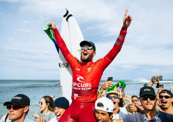 Atual campeão, Filipe Toledo, o Filipinho, ganhou sua bateria - Foto: Estadão Conteúdo