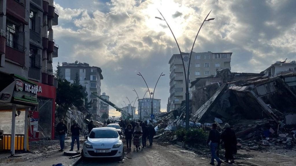 Terremoto na TurquiaSegundo tremor mais forte em um século e mais letal dos últimos 24 anos, teve seu epicentro registrado em uma área já sensível a calamidades - Foto: Reprodução/Twitter@@S0afsu