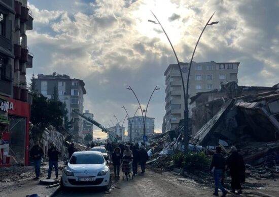 Terremoto na TurquiaSegundo tremor mais forte em um século e mais letal dos últimos 24 anos, teve seu epicentro registrado em uma área já sensível a calamidades - Foto: Reprodução/Twitter@@S0afsu