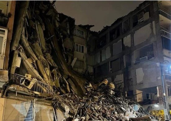 Terremoto na Turquia, Quase 6 mil edifícios ficaram destruídos, segundo as autoridades de Gestão de Emergência e Desastres. - Foto: Reprodução/Twitter@AyshanASLAN