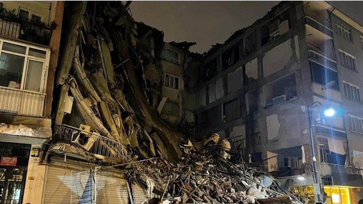 Terremoto na Turquia, Quase 6 mil edifícios ficaram destruídos, segundo as autoridades de Gestão de Emergência e Desastres. - Foto: Reprodução/Twitter@AyshanASLAN