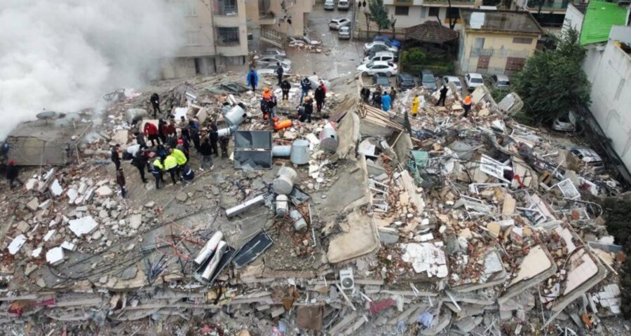 Terremoto na turquia Autoridades de Diyarbakir afirmaram que 17 edifícios colapsaram e que há registro de pessoas presas nos escombros - Foto: Reprodução/Twitter @Feher_Junior