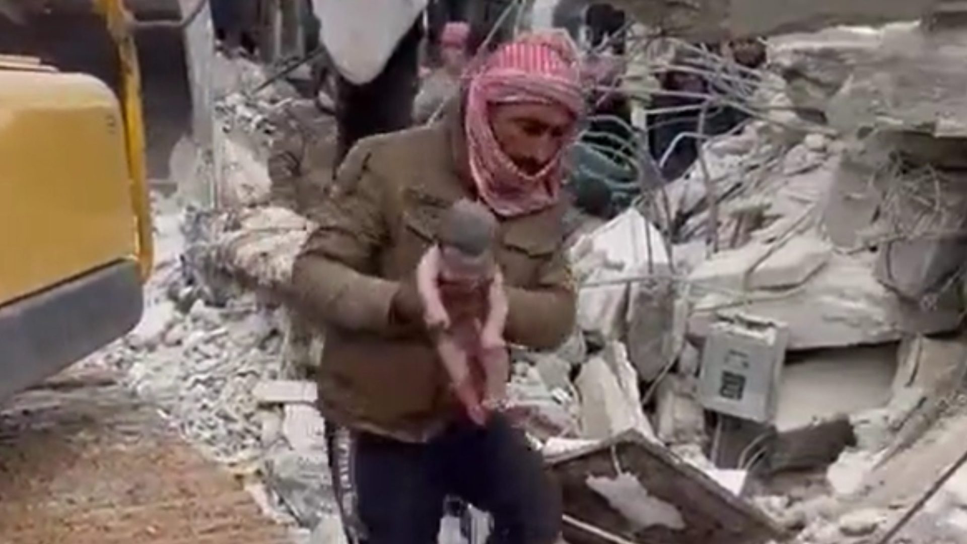 Bebê perdeu os pais no terremoto desta segunda-feira (6) na Síria - Foto: Reprodução/Twitte@HoshangHesen