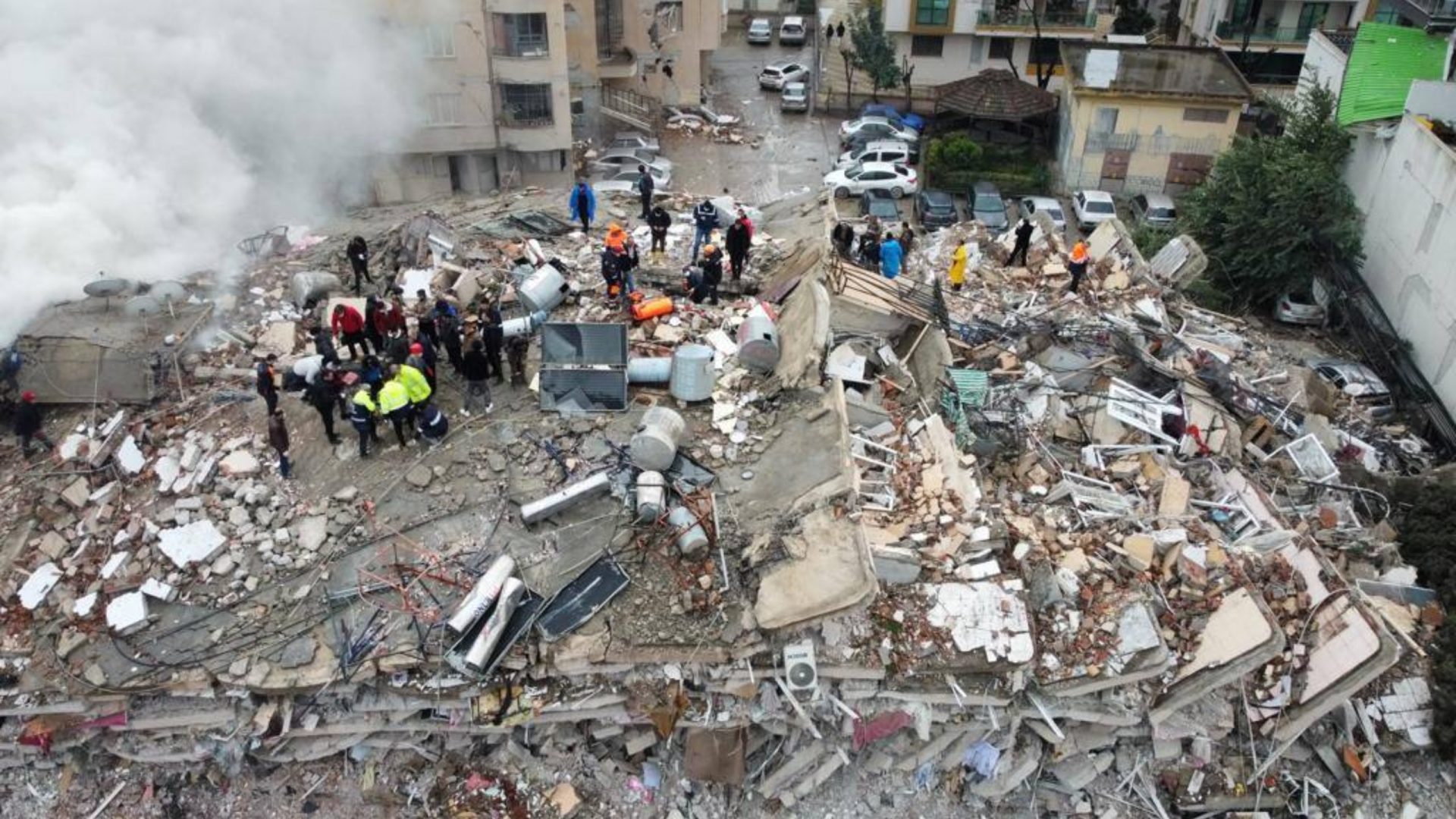 Terremoto na turquia Autoridades de Diyarbakir afirmaram que 17 edifícios colapsaram e que há registro de pessoas presas nos escombros - Foto: Reprodução/Twitter @Feher_Junior