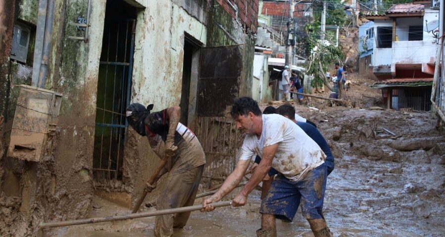 Moradores que estão em áreas de risco são orientados a deixar locais - Foto: Rovena Rosa/Agência Brasil