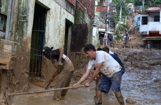 Moradores que estão em áreas de risco são orientados a deixar locais - Foto: Rovena Rosa/Agência Brasil