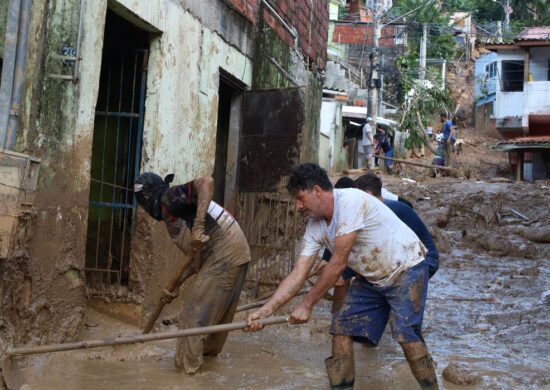 Moradores que estão em áreas de risco são orientados a deixar locais - Foto: Rovena Rosa/Agência Brasil