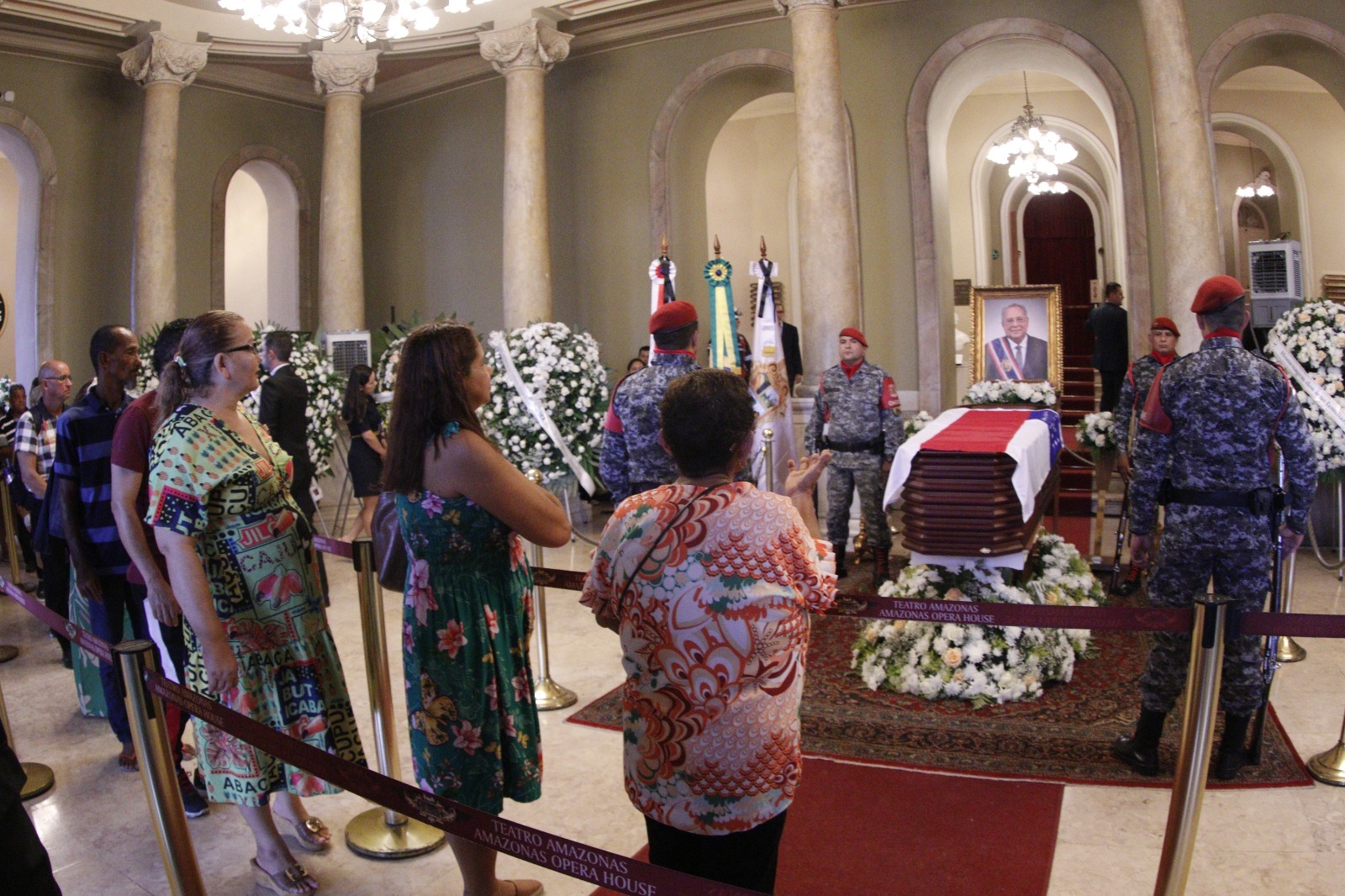 Amazonino é primeiro ex-governador a ter funeral aberto ao público no Teatro AM