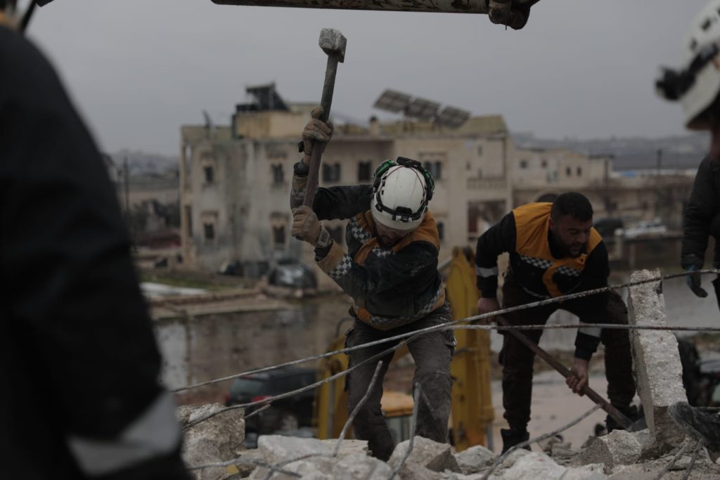 resgate-de-feridos-e-sobreviventes-dos-terremotos-na-europa-e-asia-foto-reproducao-twitter-syriacivildef