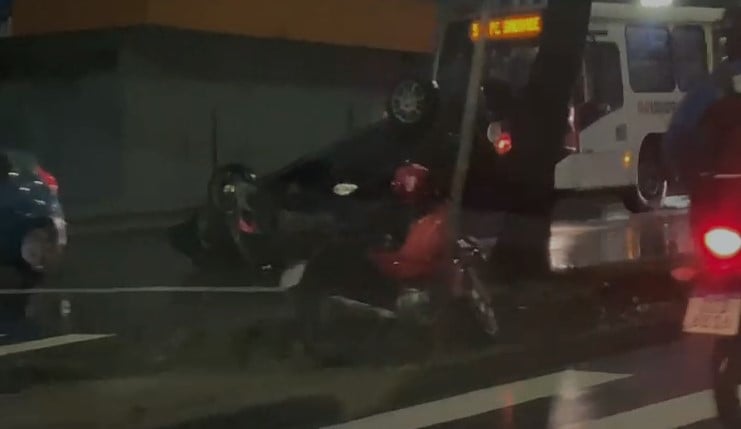 Carro capota e deixa motorista ferido em Avenida de Manaus; veja
