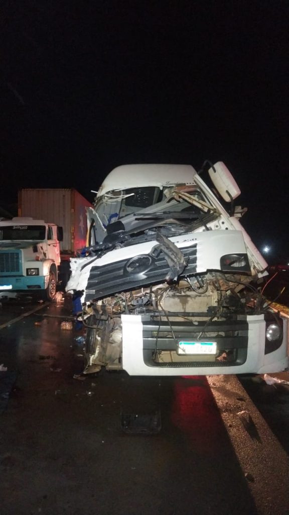 Acidente entre caminhões ocorreu na noite de quarta (8) - Foto: Divulgação/CBMAM