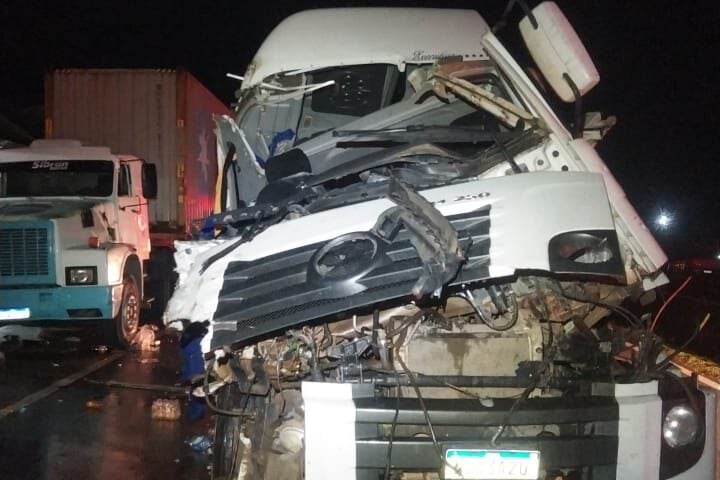 Acidente entre caminhões ocorreu na noite de quarta (8) - Foto: Divulgação/CBMAM