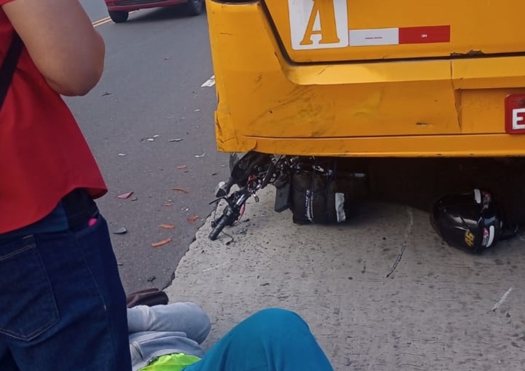 Acidente entre moto e 'amarelinho' deixa vítima ferida em Manaus
